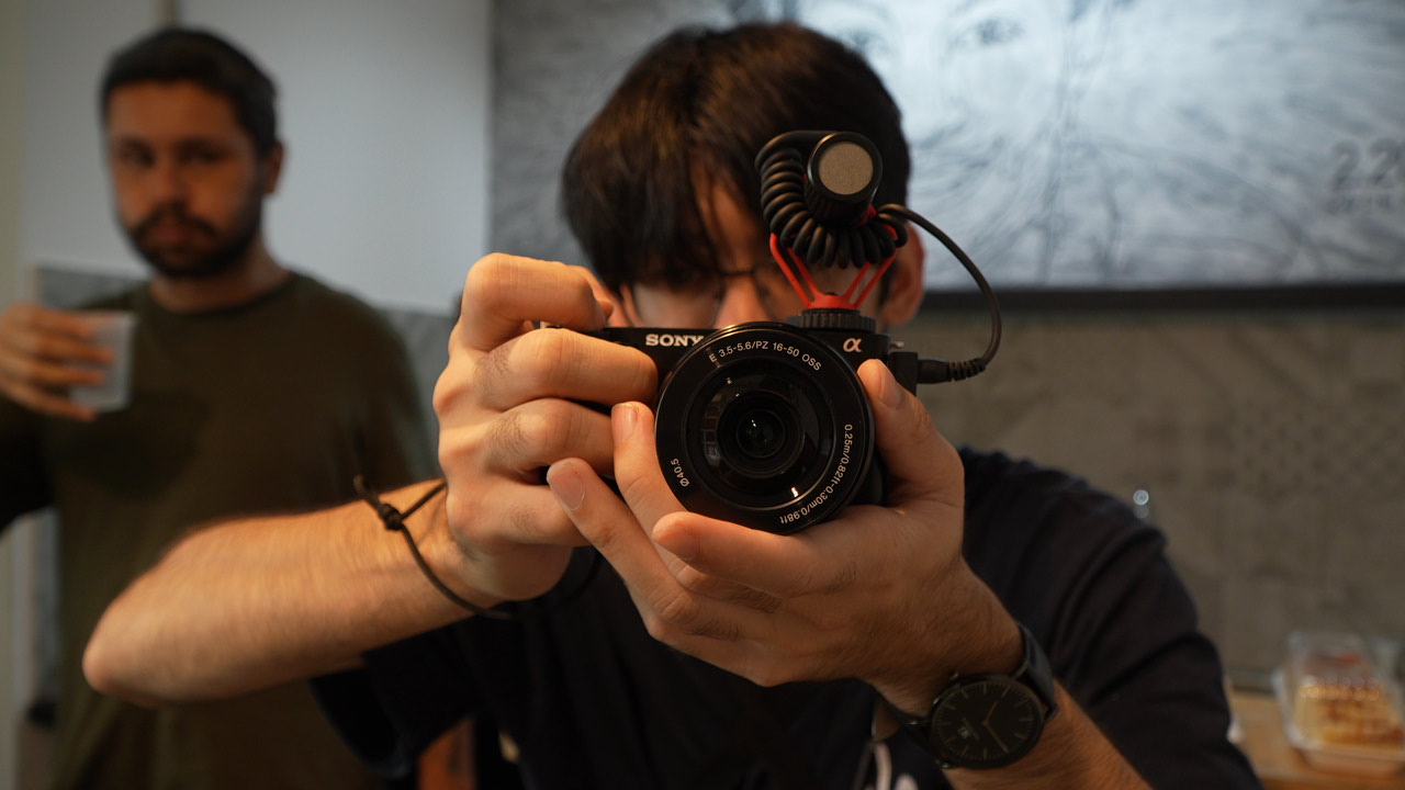 Fotógrafo com câmera profissional em cobertura de evento